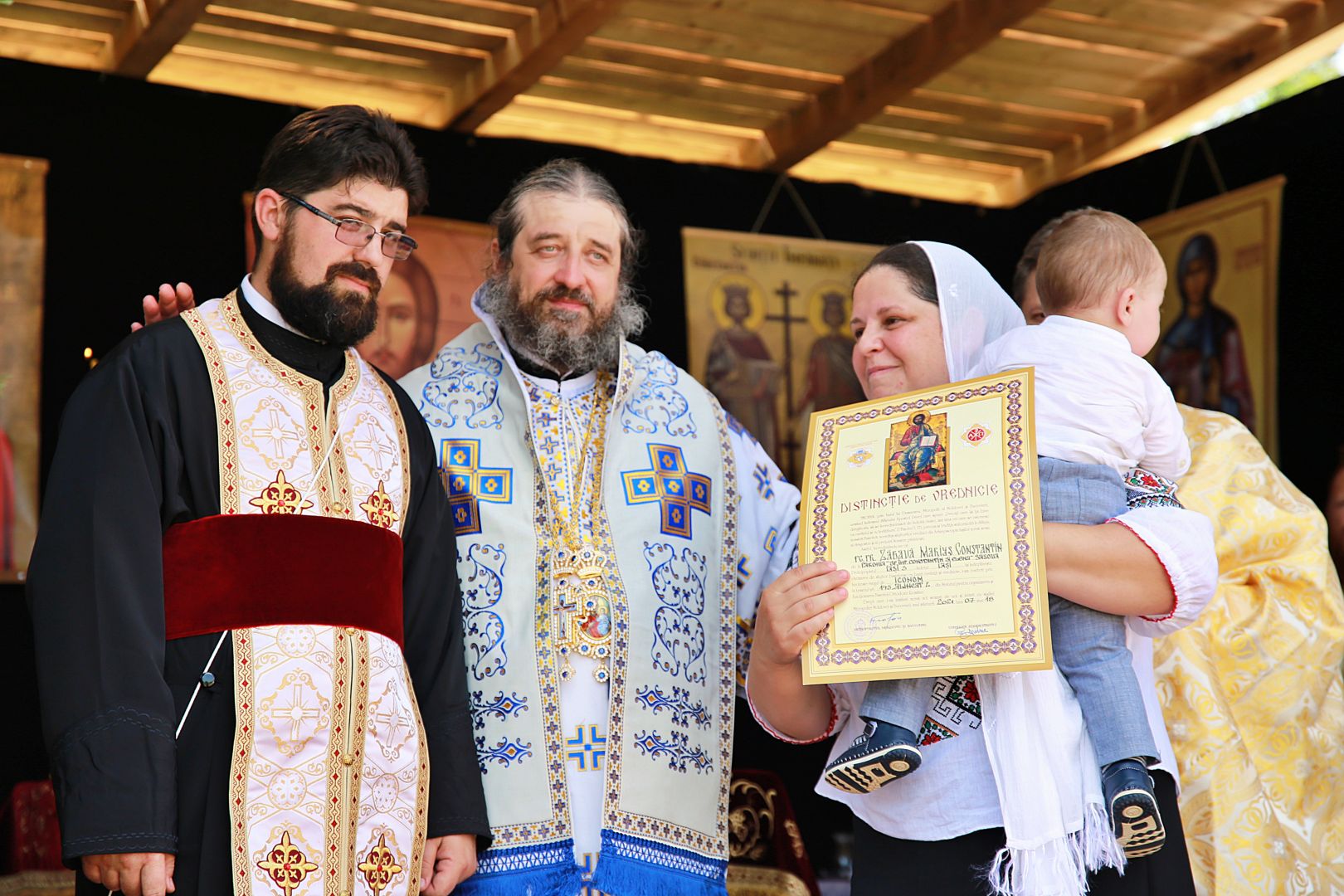 Slujbă arhierească la Parohia Sasova: „Domnul vrea să ascultăm cuvântul Lui cu bucurie”