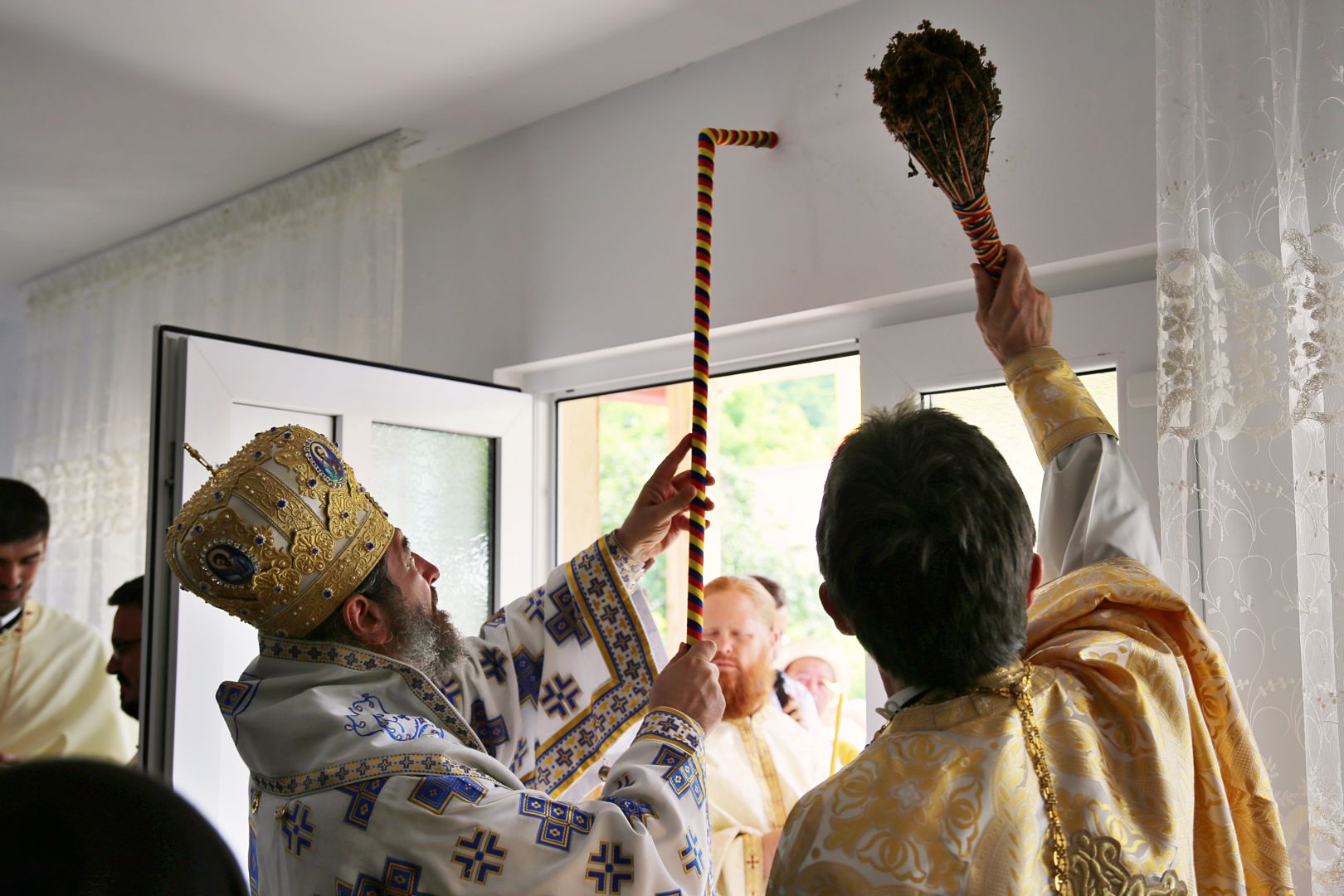 foto: Flavius Popa Slujbă arhierească la Parohia Sasova: „Domnul vrea să ascultăm cuvântul Lui cu bucurie”