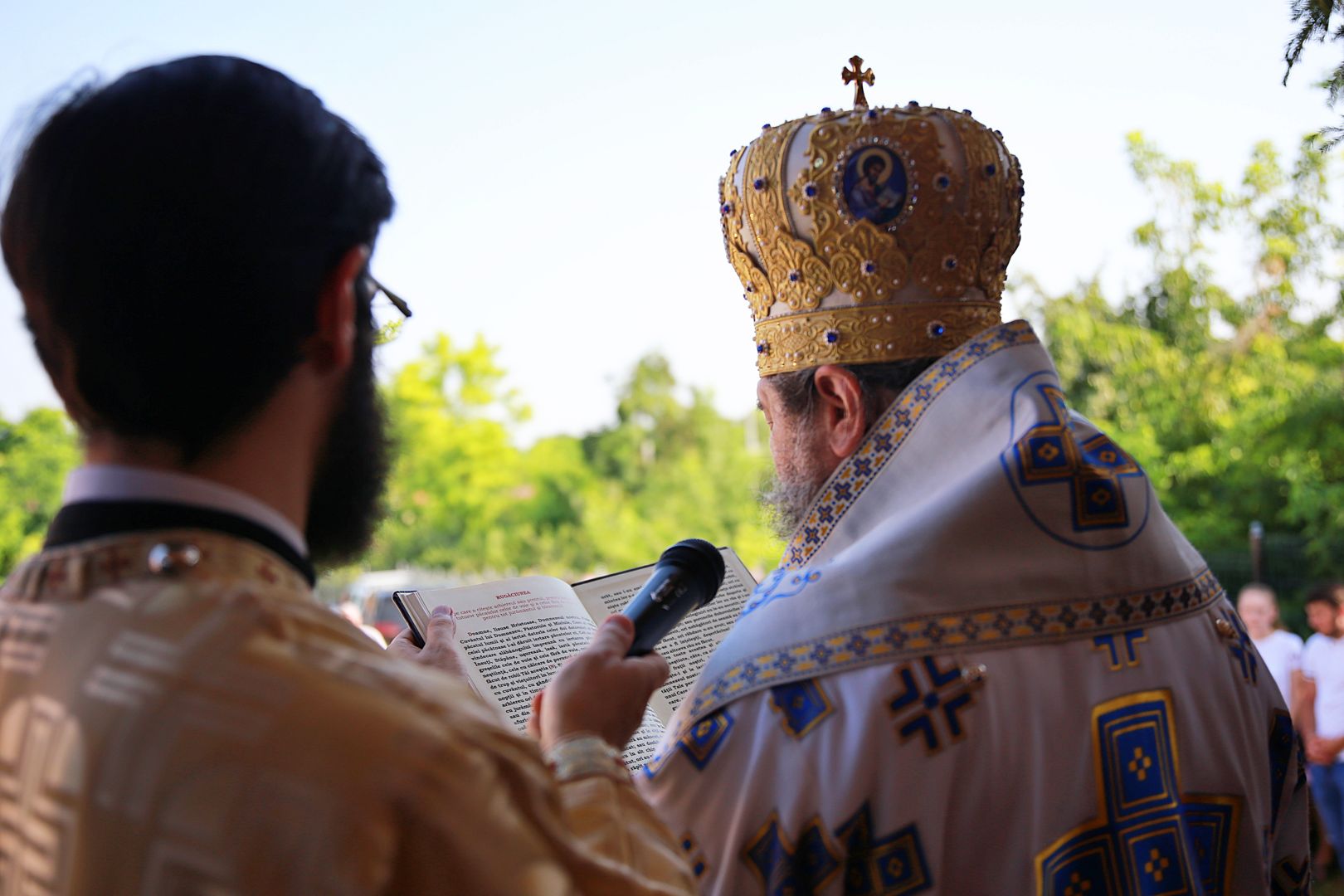 foto: Flavius Popa Slujbă arhierească la Parohia Sasova: „Domnul vrea să ascultăm cuvântul Lui cu bucurie”