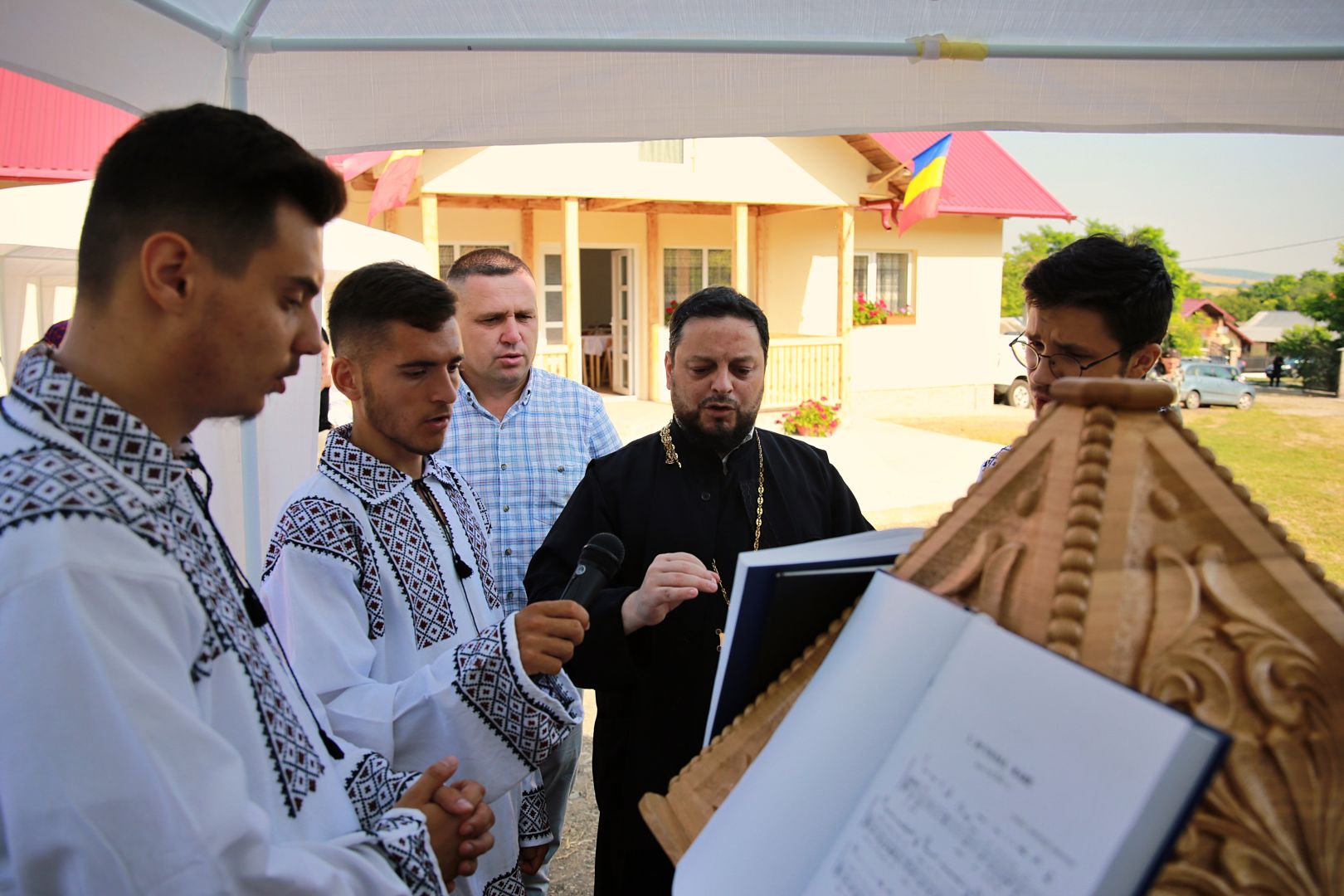 foto: Flavius Popa Slujbă arhierească la Parohia Sasova: „Domnul vrea să ascultăm cuvântul Lui cu bucurie”