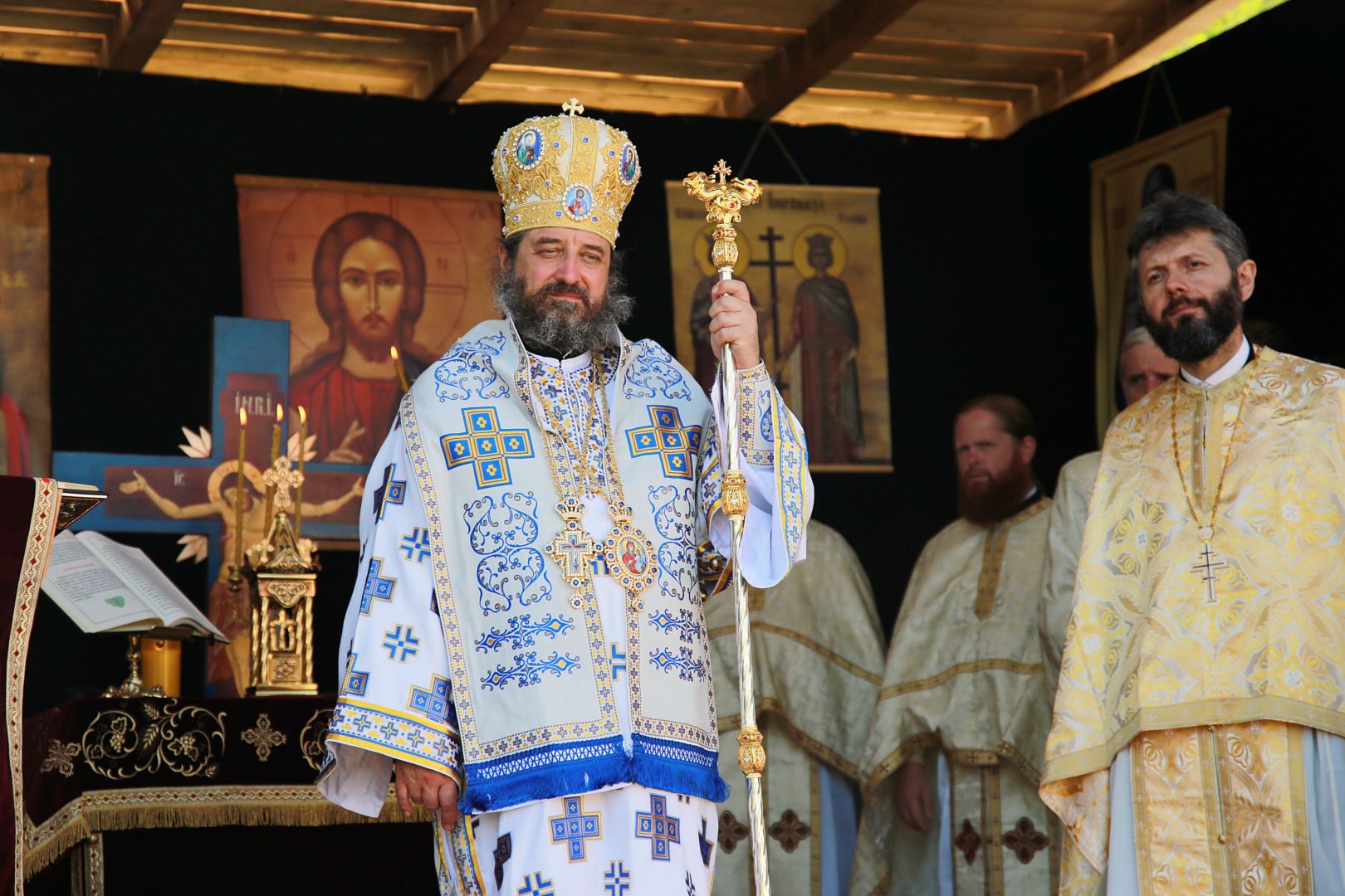 foto: Flavius Popa Slujbă arhierească la Parohia Sasova: „Domnul vrea să ascultăm cuvântul Lui cu bucurie”