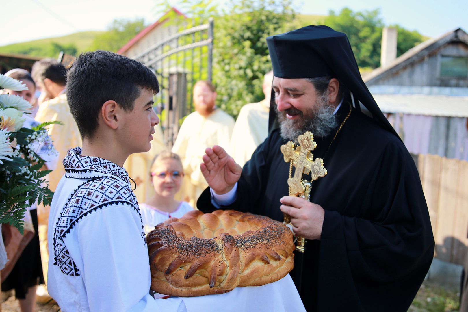 foto: Flavius Popa Slujbă arhierească la Parohia Sasova: „Domnul vrea să ascultăm cuvântul Lui cu bucurie”