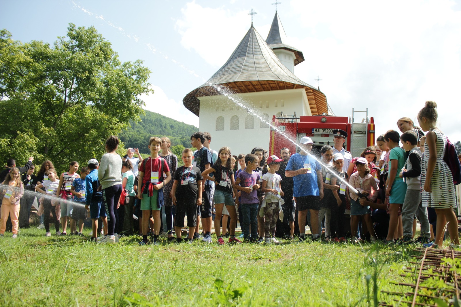 Pompierii nemțeni, alături de copiii Parohiei Bistrița la Tabăra din Pridvorul Satului Pompierii nemțeni, alături de copiii Parohiei Bistrița la Tabăra din Pridvorul Satului