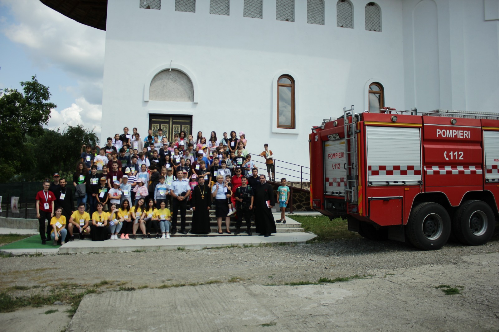 Pompierii nemțeni, alături de copiii Parohiei Bistrița la Tabăra din Pridvorul Satului Pompierii nemțeni, alături de copiii Parohiei Bistrița la Tabăra din Pridvorul Satului