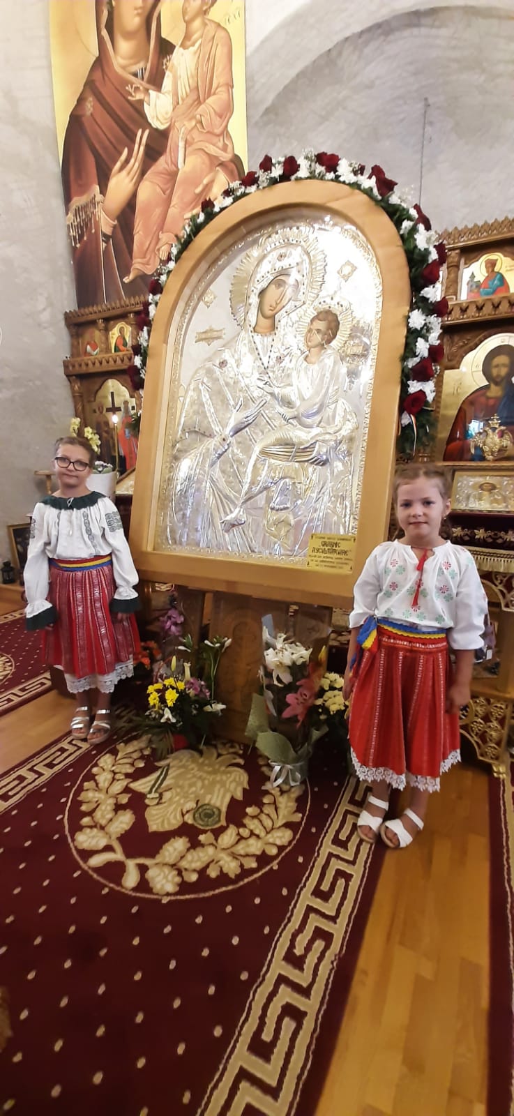 Icoana Maicii Domnului „Grabnic Ascultătoarea”, în mijlocul credincioșilor Parohiei Bălușești