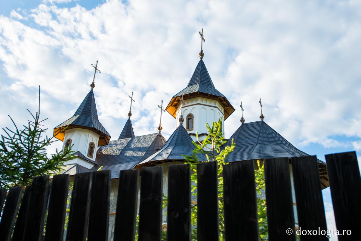 Liturghie arhierească la hramul Mănăstirii „Sfânta Teodora de la Sihla” – Codrii Pașcanilor