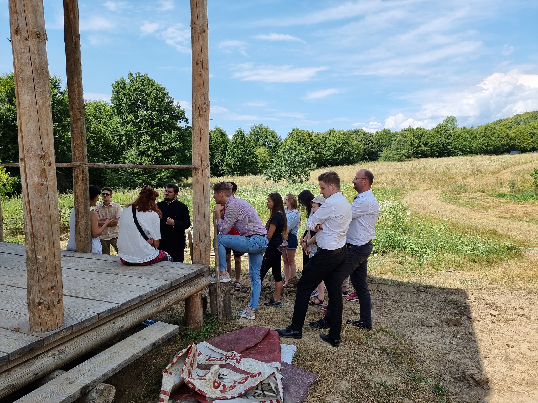 Tineri teologi din Alba Iulia, prezenți la o masă rotundă despre arhitectura eclezială în cadrul Școlii de la Bunești