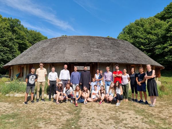 Foto: Paul Alin Scrobotă Tineri teologi din Alba Iulia, prezenți la o masă rotundă despre arhitectura eclezială în cadrul Școlii de la Bunești