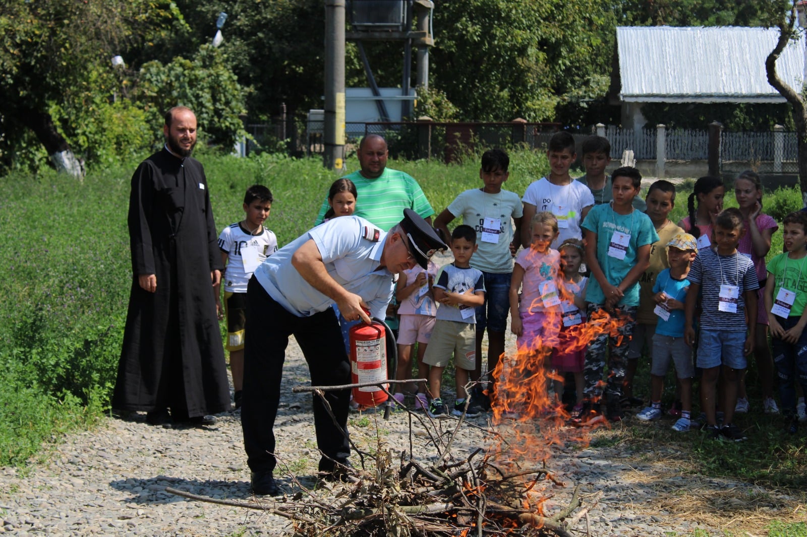 Pompierii ieșeni, alături de copiii de la Tabăra din Pridvorul Satului