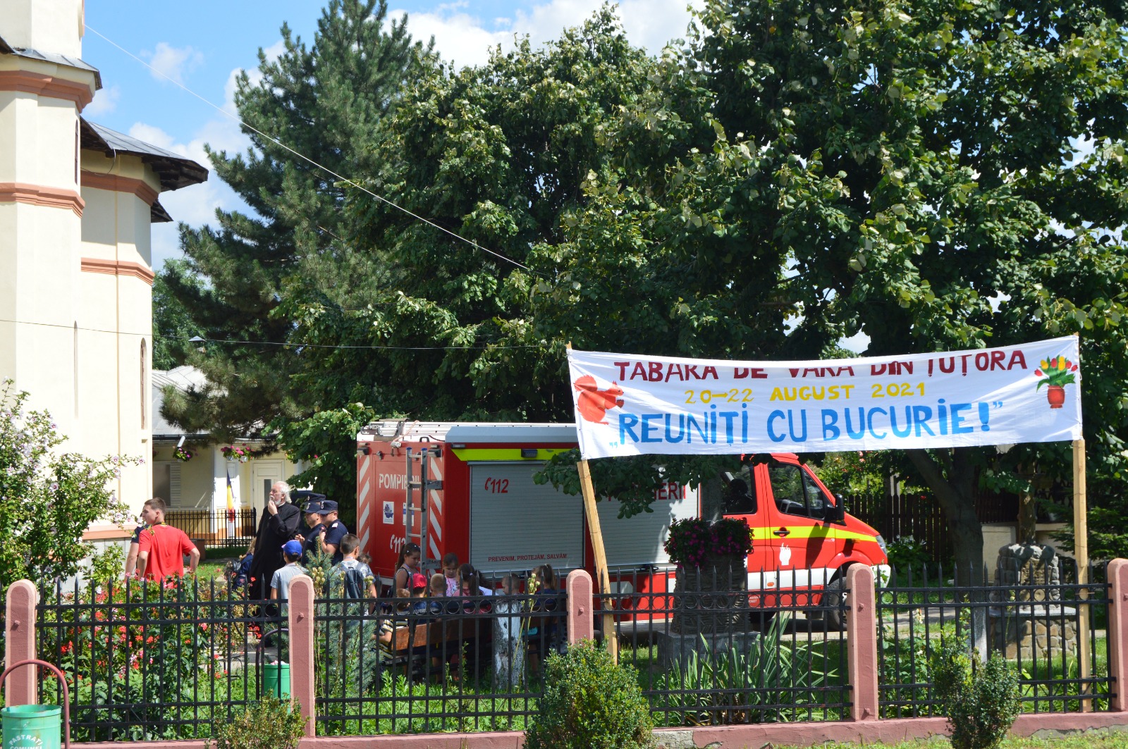 Împreună pentru viață – Pompierii ieșeni alături de micii salvatori din Parohia Țuțora – Iași