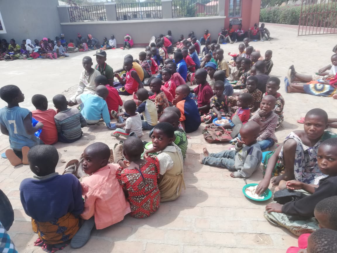 70 de botezuri azi la Centrul Misionar din Kidamali