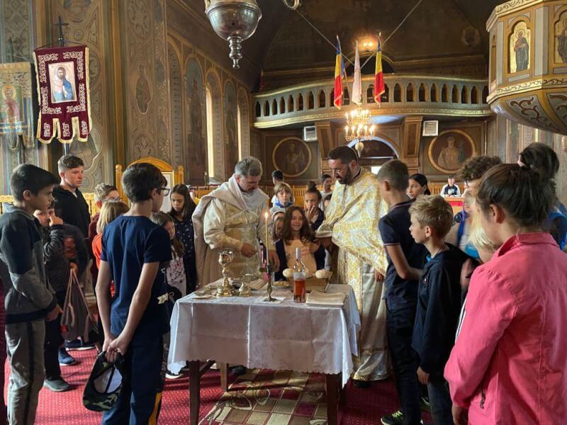 Tinerii din parohiile Holt şi Drăgeşti, în tabără la Poiana Sărată