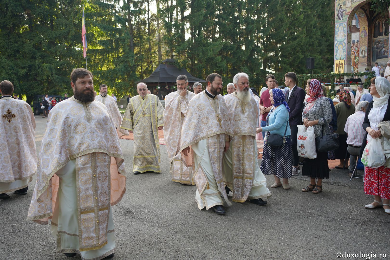 Hram la biserica Seminarului de la Mănăstirea Neamţ. IPS Teofan: „Sfinții sunt coloana de rezistență de care trebuie să ne ținem în fața ispitelor”