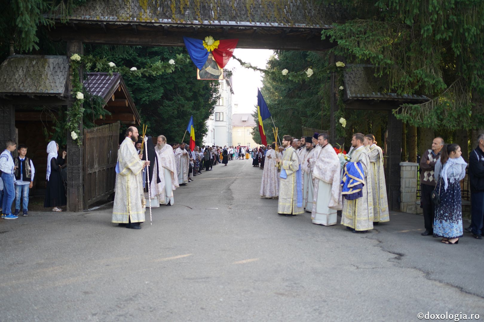 Hram la biserica Seminarului de la Mănăstirea Neamţ. IPS Teofan: „Sfinții sunt coloana de rezistență de care trebuie să ne ținem în fața ispitelor”