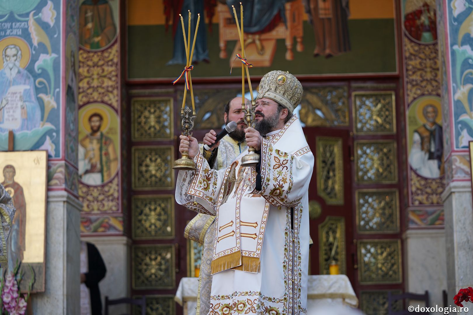 Hram la biserica Seminarului de la Mănăstirea Neamţ. IPS Teofan: „Sfinții sunt coloana de rezistență de care trebuie să ne ținem în fața ispitelor”