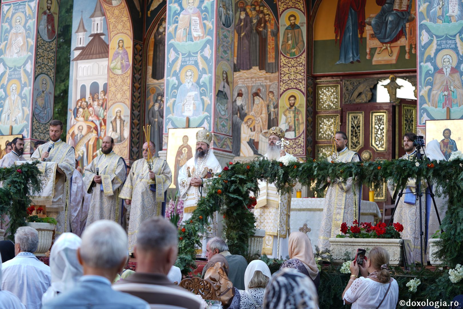 Hram la biserica Seminarului de la Mănăstirea Neamţ. IPS Teofan: „Sfinții sunt coloana de rezistență de care trebuie să ne ținem în fața ispitelor”