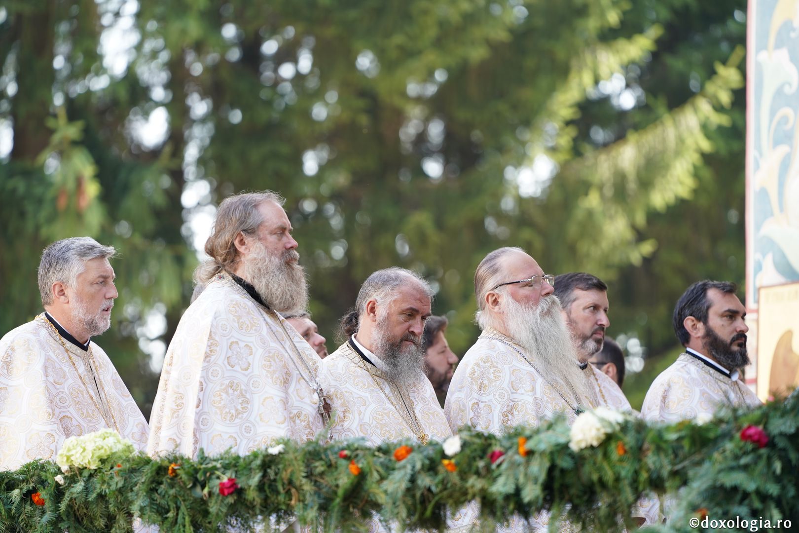 Hram la biserica Seminarului de la Mănăstirea Neamţ. IPS Teofan: „Sfinții sunt coloana de rezistență de care trebuie să ne ținem în fața ispitelor”