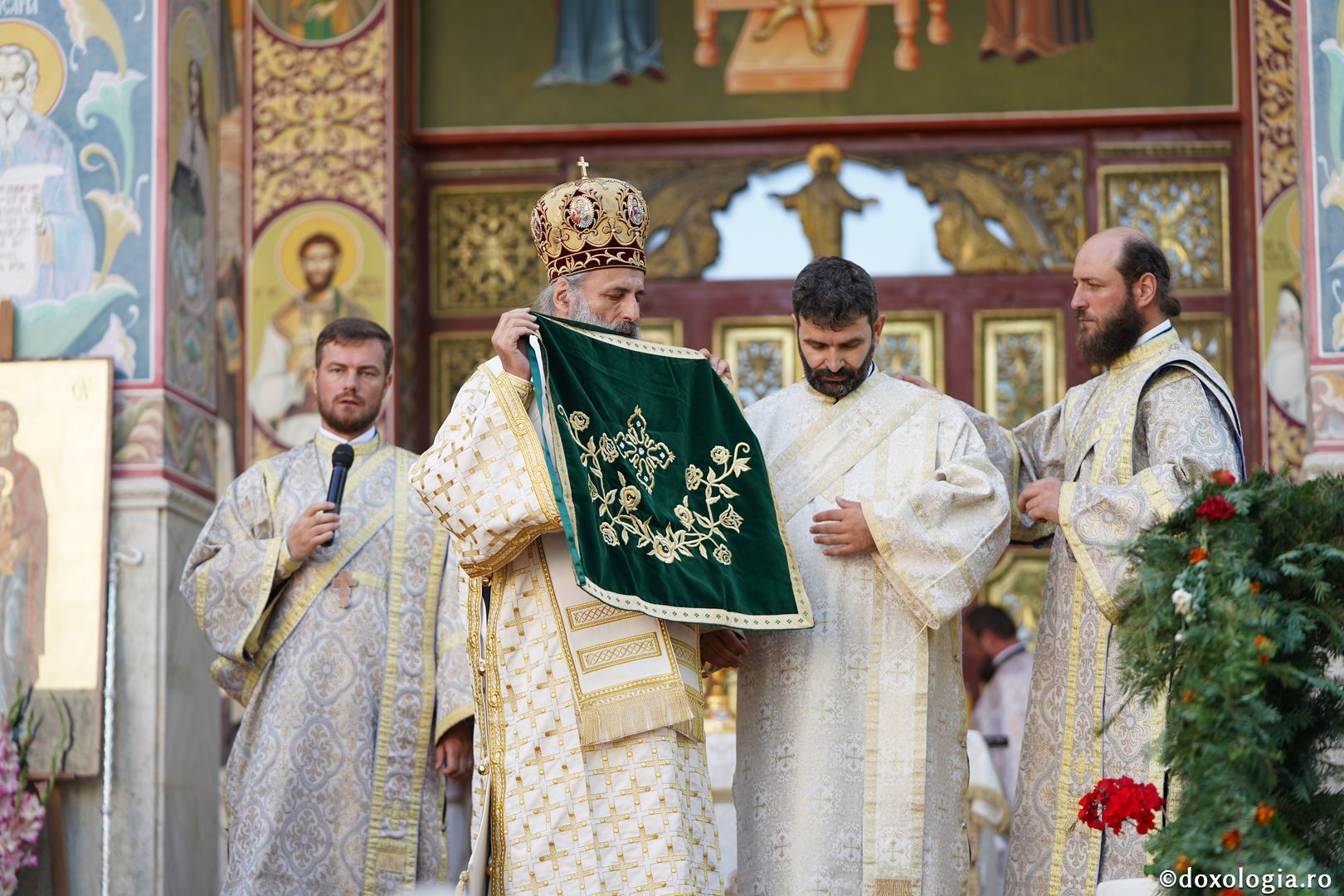 Hram la biserica Seminarului de la Mănăstirea Neamţ. IPS Teofan: „Sfinții sunt coloana de rezistență de care trebuie să ne ținem în fața ispitelor”