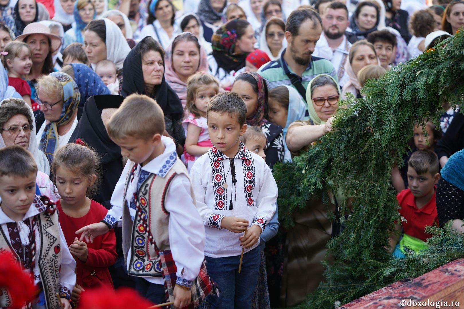 Hram la biserica Seminarului de la Mănăstirea Neamţ. IPS Teofan: „Sfinții sunt coloana de rezistență de care trebuie să ne ținem în fața ispitelor”