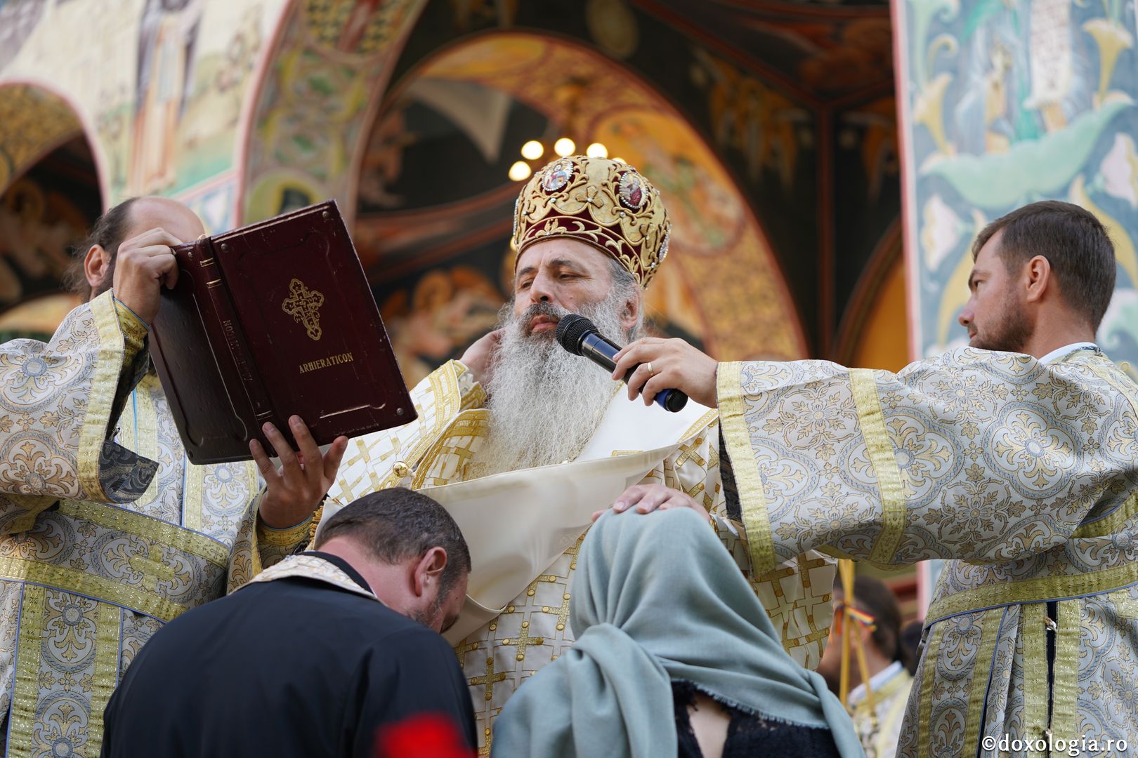 Hram la biserica Seminarului de la Mănăstirea Neamţ. IPS Teofan: „Sfinții sunt coloana de rezistență de care trebuie să ne ținem în fața ispitelor”