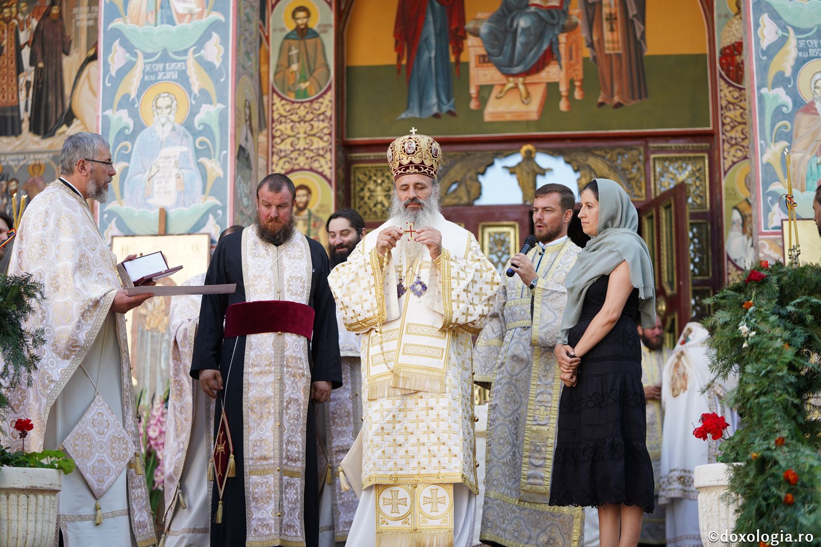 Hram la biserica Seminarului de la Mănăstirea Neamţ. IPS Teofan: „Sfinții sunt coloana de rezistență de care trebuie să ne ținem în fața ispitelor”