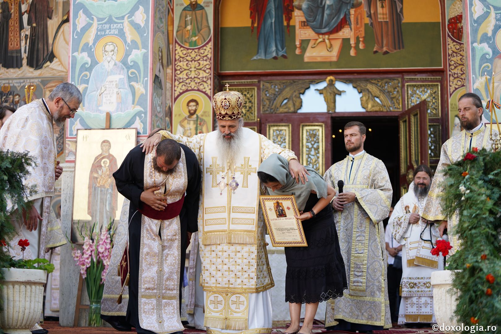 Hram la biserica Seminarului de la Mănăstirea Neamţ. IPS Teofan: „Sfinții sunt coloana de rezistență de care trebuie să ne ținem în fața ispitelor”