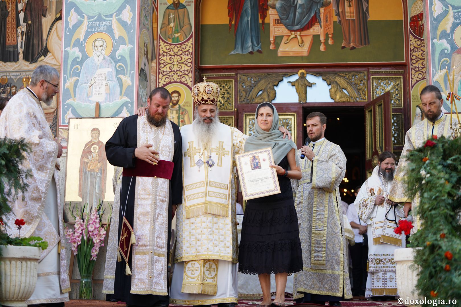 Hram la biserica Seminarului de la Mănăstirea Neamţ. IPS Teofan: „Sfinții sunt coloana de rezistență de care trebuie să ne ținem în fața ispitelor”