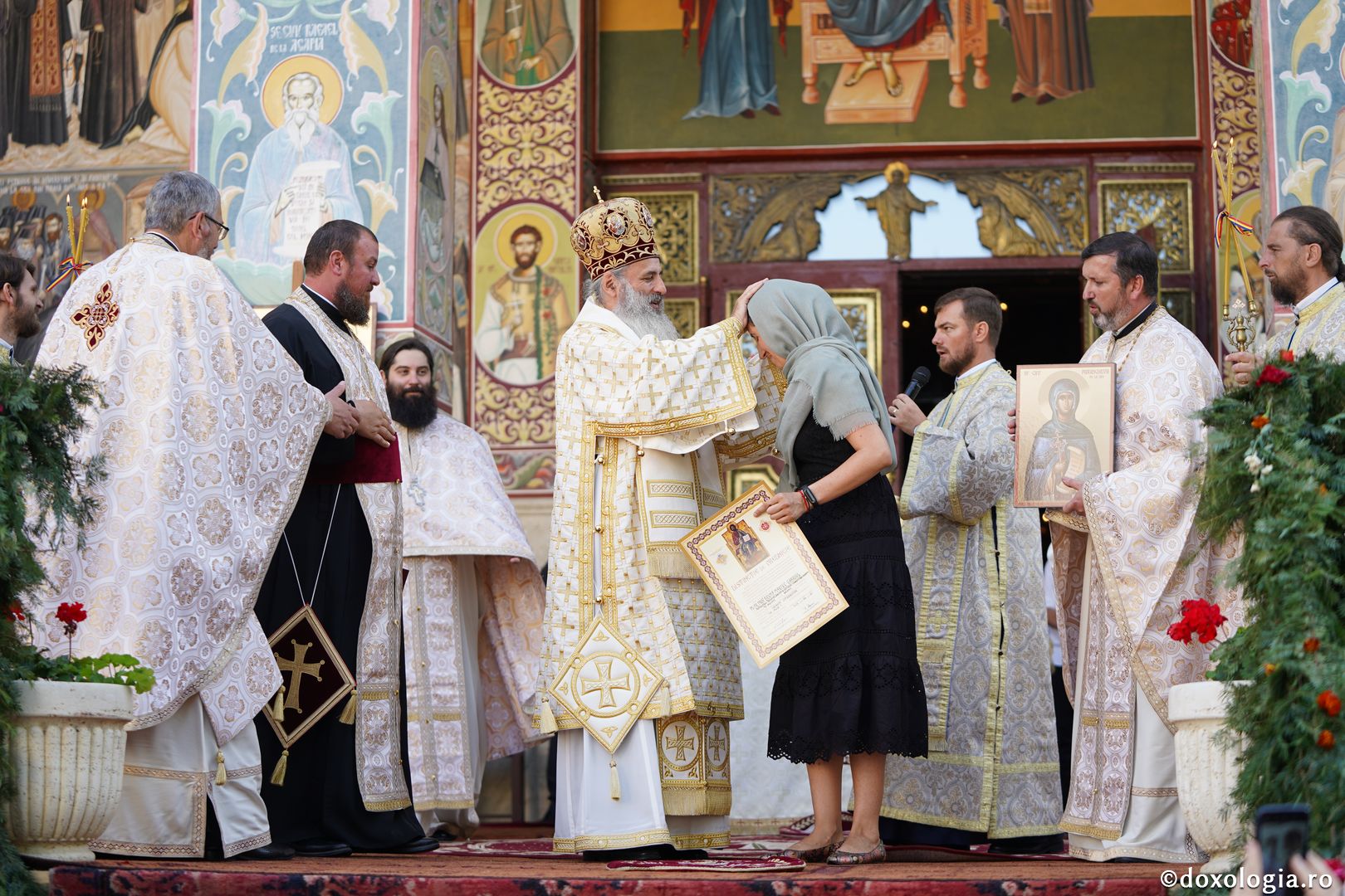 Hram la biserica Seminarului de la Mănăstirea Neamţ. IPS Teofan: „Sfinții sunt coloana de rezistență de care trebuie să ne ținem în fața ispitelor”