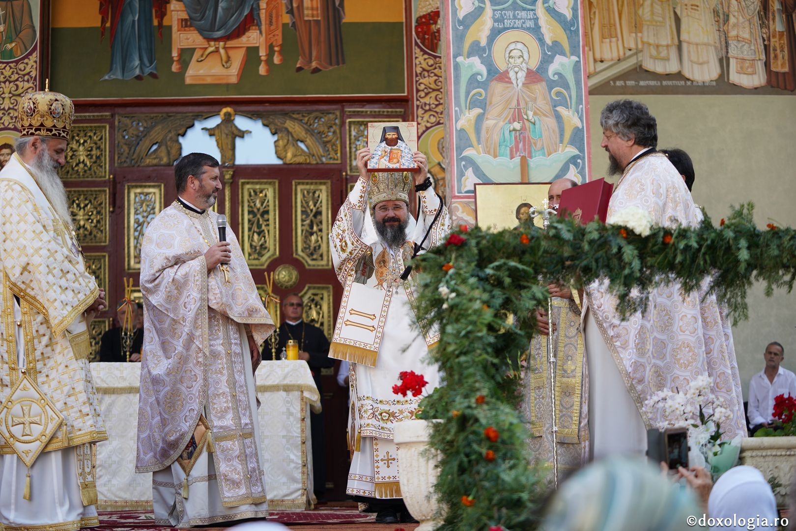 Hram la biserica Seminarului de la Mănăstirea Neamţ. IPS Teofan: „Sfinții sunt coloana de rezistență de care trebuie să ne ținem în fața ispitelor”