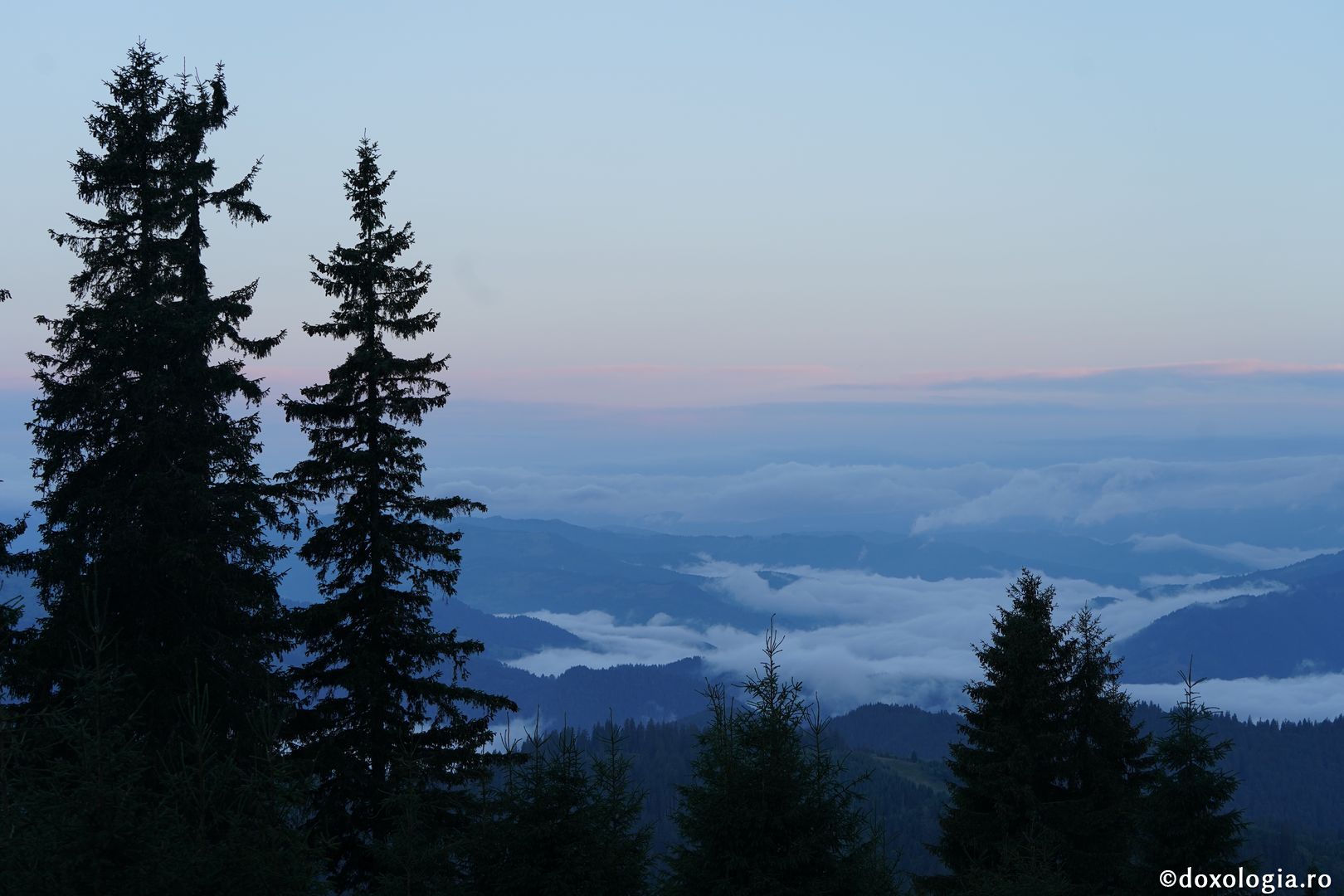 Foto: Lucian Ducan Hramul Mănăstirii Ceahlău: Sute de credincioși s-au rugat alături de IPS Părinte Teofan și PS Macarie la cota 1800