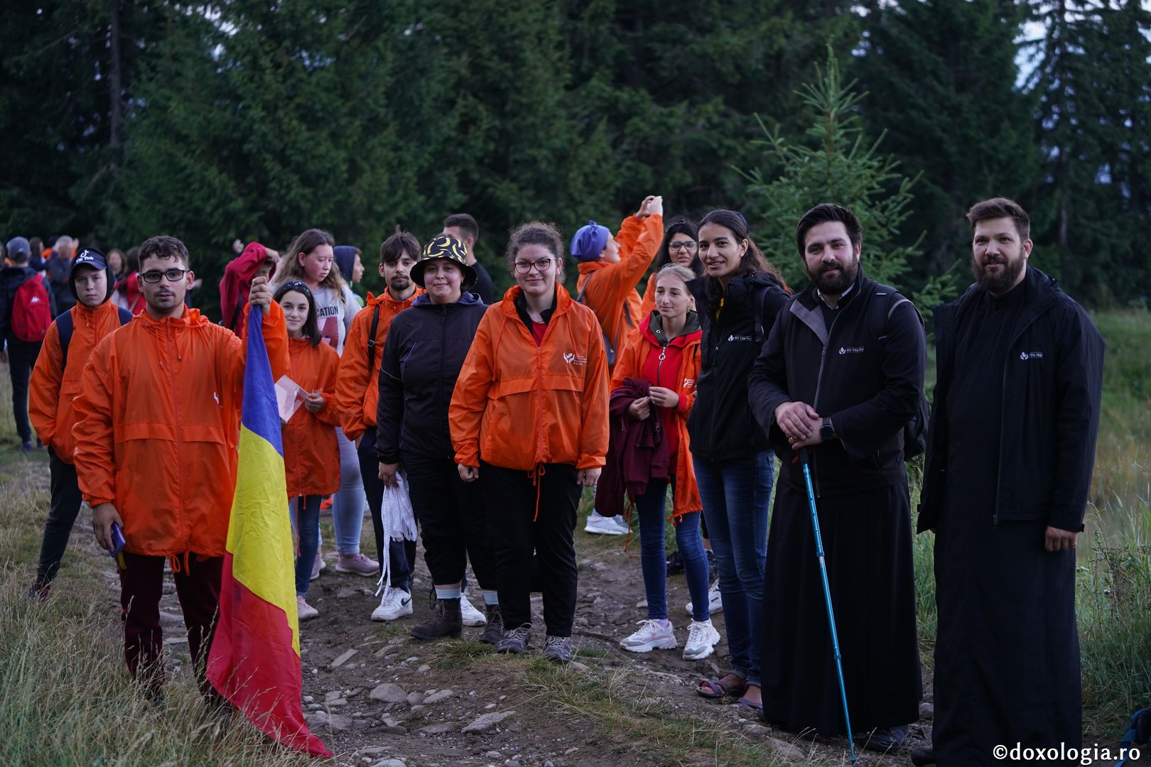 Foto: Lucian Ducan Hramul Mănăstirii Ceahlău: Sute de credincioși s-au rugat alături de IPS Părinte Teofan și PS Macarie la cota 1800