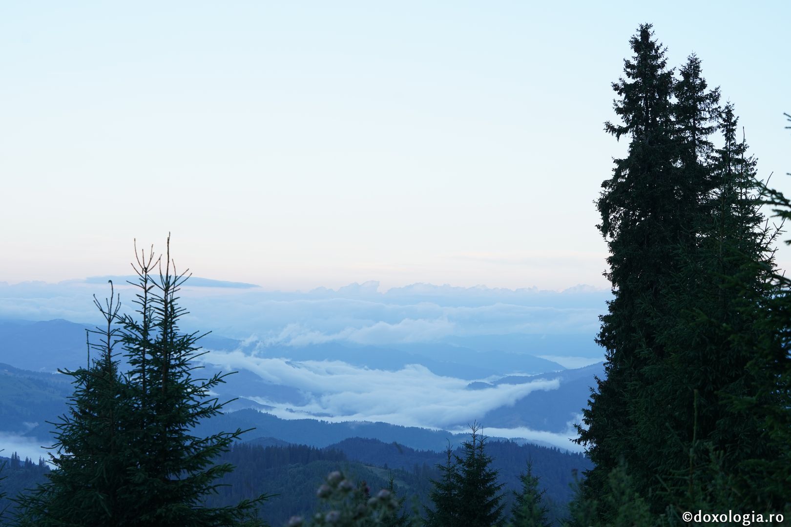 Foto: Lucian Ducan Hramul Mănăstirii Ceahlău: Sute de credincioși s-au rugat alături de IPS Părinte Teofan și PS Macarie la cota 1800