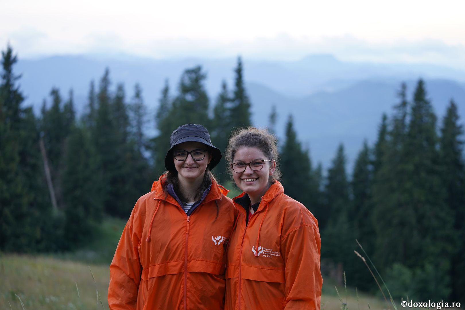 Foto: Lucian Ducan Hramul Mănăstirii Ceahlău: Sute de credincioși s-au rugat alături de IPS Părinte Teofan și PS Macarie la cota 1800