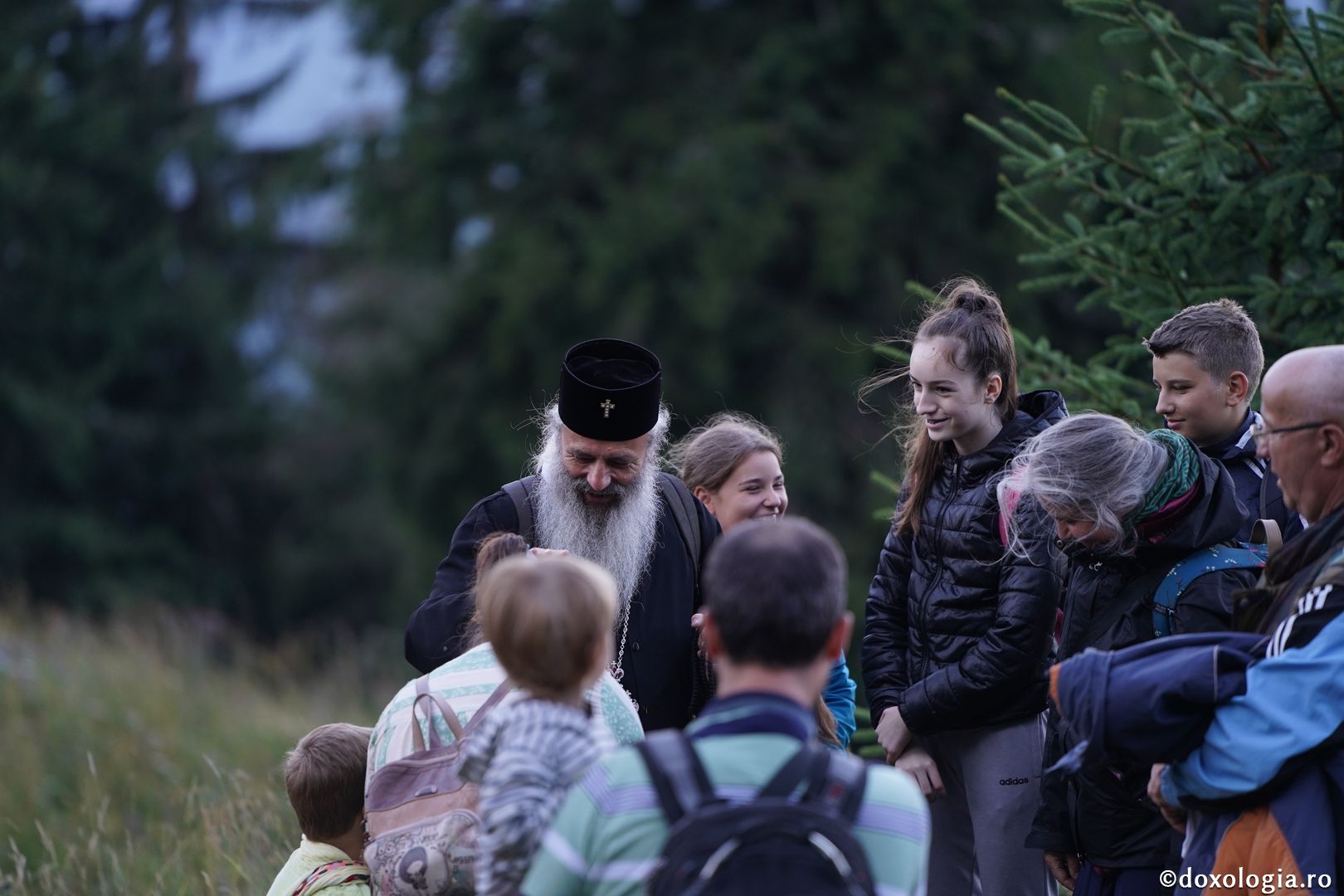 Foto: Lucian Ducan Hramul Mănăstirii Ceahlău: Sute de credincioși s-au rugat alături de IPS Părinte Teofan și PS Macarie la cota 1800