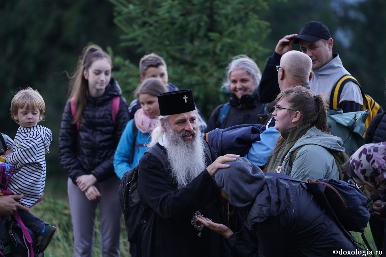 Foto: Lucian Ducan Hramul Mănăstirii Ceahlău: Sute de credincioși s-au rugat alături de IPS Părinte Teofan și PS Macarie la cota 1800