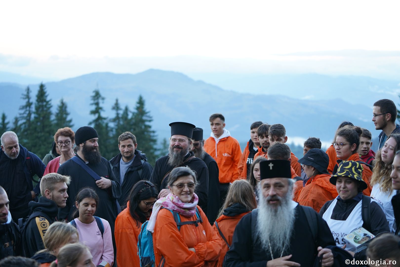 Foto: Lucian Ducan Hramul Mănăstirii Ceahlău: Sute de credincioși s-au rugat alături de IPS Părinte Teofan și PS Macarie la cota 1800