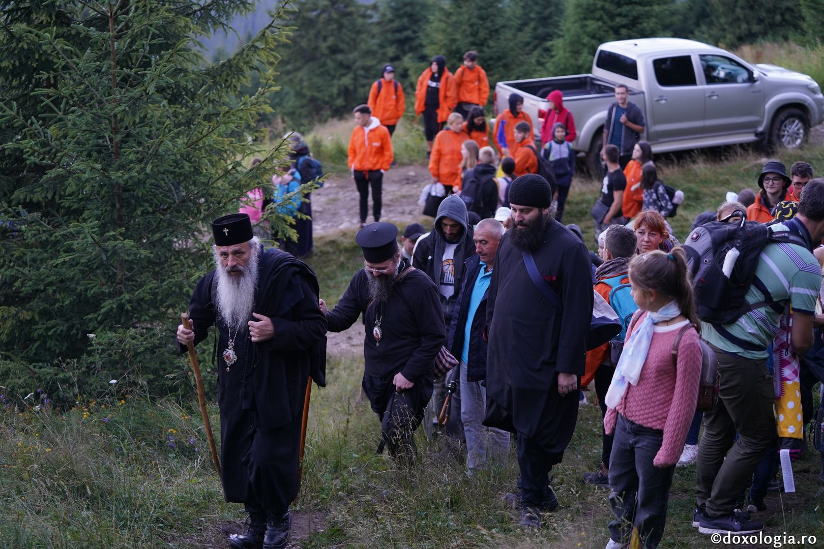 Foto: Lucian Ducan Hramul Mănăstirii Ceahlău: Sute de credincioși s-au rugat alături de IPS Părinte Teofan și PS Macarie la cota 1800