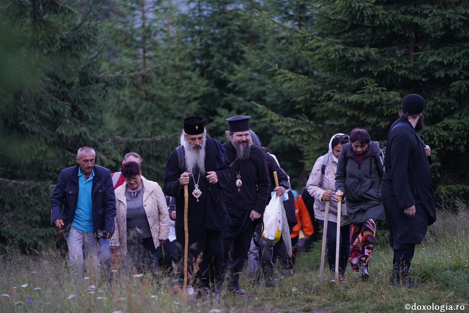 Foto: Lucian Ducan Hramul Mănăstirii Ceahlău: Sute de credincioși s-au rugat alături de IPS Părinte Teofan și PS Macarie la cota 1800