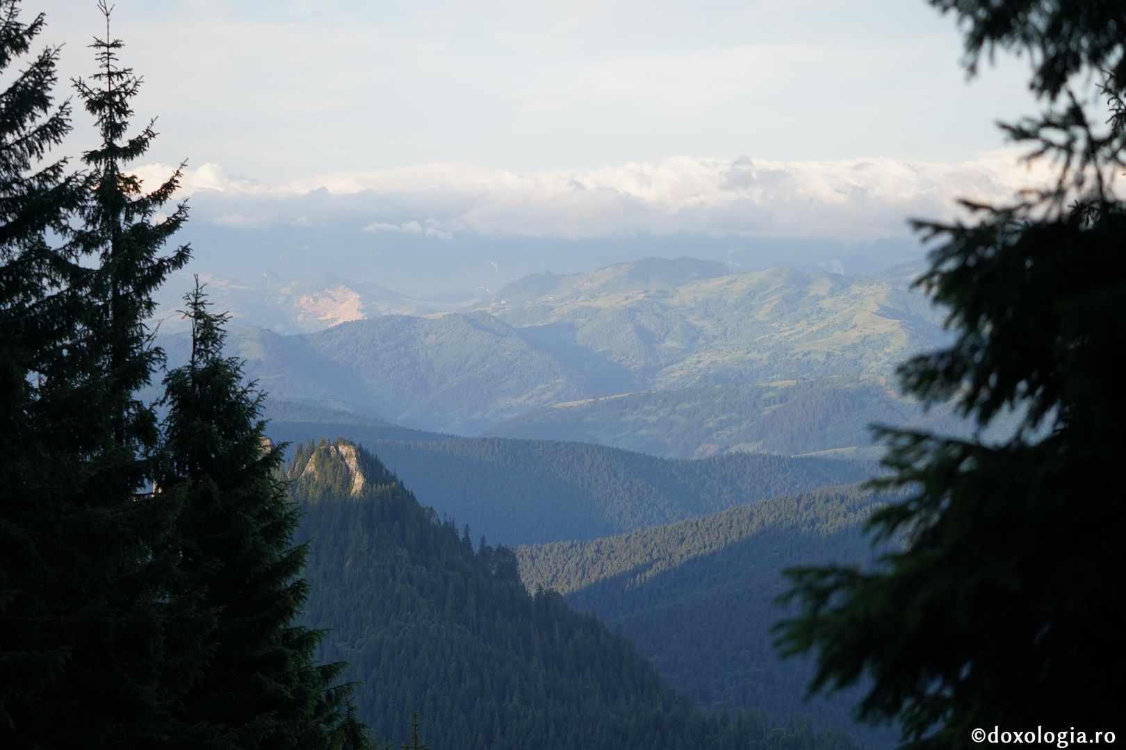 Foto: Lucian Ducan Hramul Mănăstirii Ceahlău: Sute de credincioși s-au rugat alături de IPS Părinte Teofan și PS Macarie la cota 1800