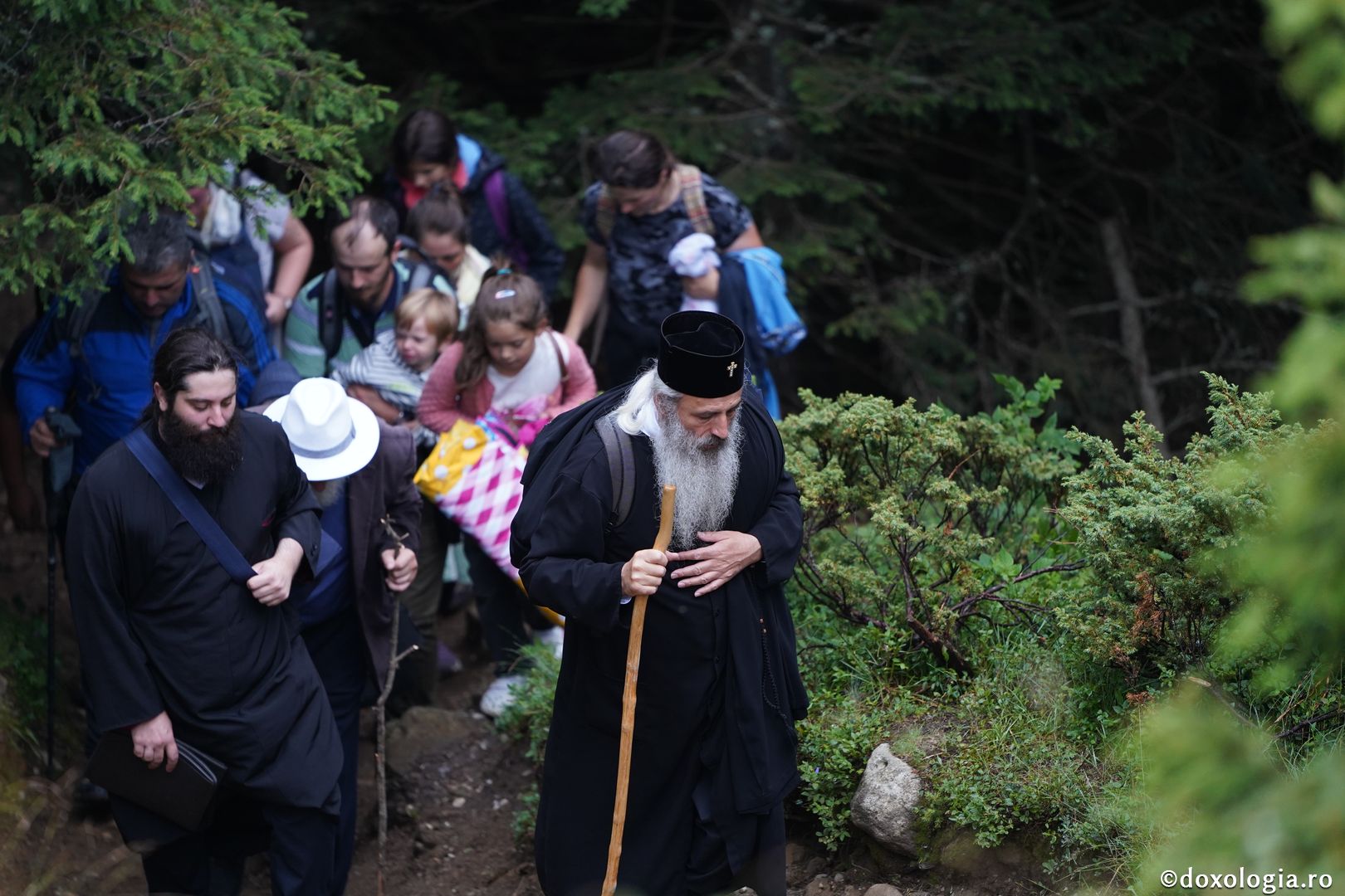 Foto: Lucian Ducan Hramul Mănăstirii Ceahlău: Sute de credincioși s-au rugat alături de IPS Părinte Teofan și PS Macarie la cota 1800