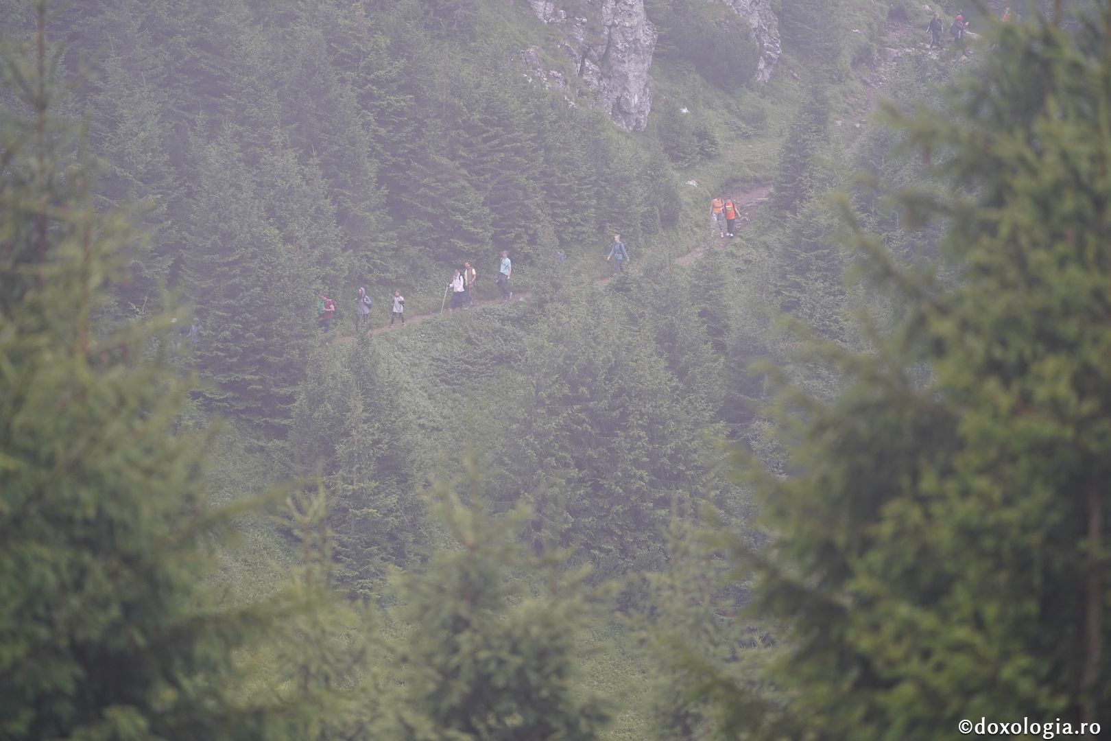 Foto: Lucian Ducan Hramul Mănăstirii Ceahlău: Sute de credincioși s-au rugat alături de IPS Părinte Teofan și PS Macarie la cota 1800