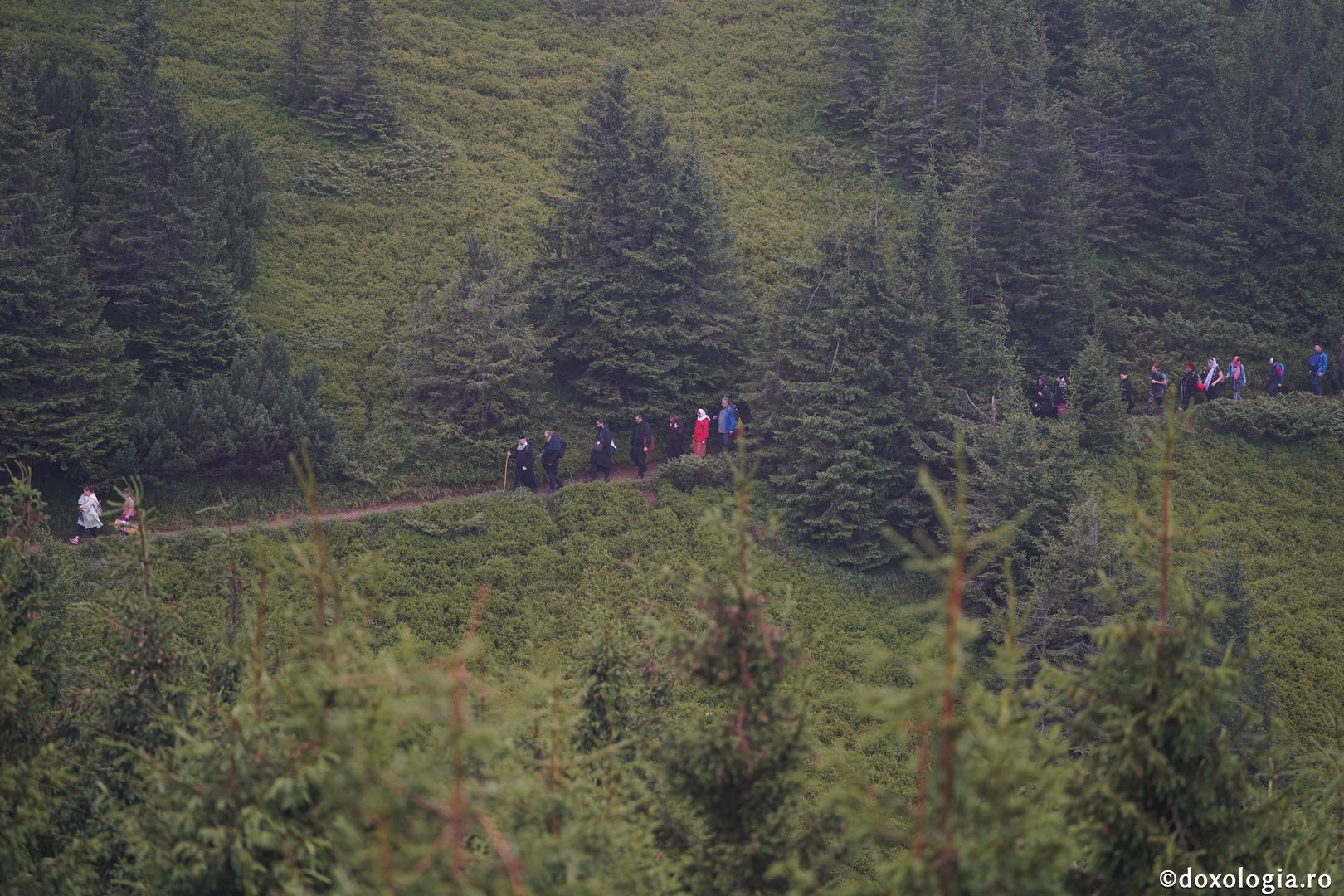 Foto: Lucian Ducan Hramul Mănăstirii Ceahlău: Sute de credincioși s-au rugat alături de IPS Părinte Teofan și PS Macarie la cota 1800