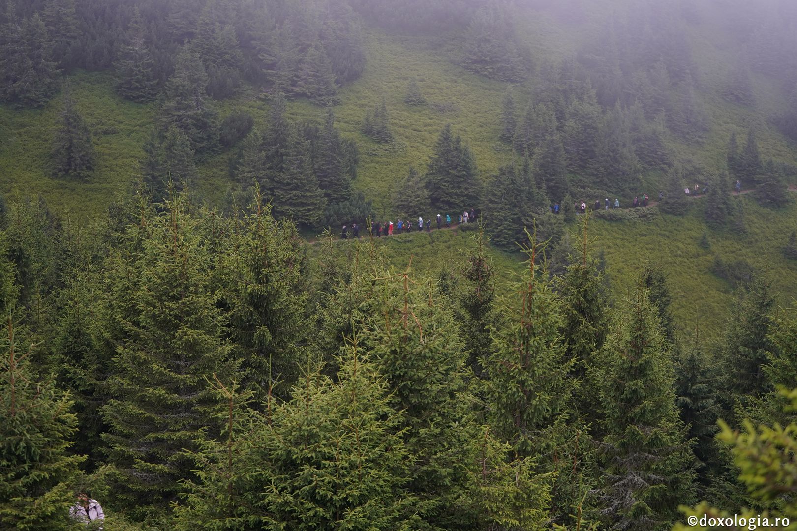 Foto: Lucian Ducan Hramul Mănăstirii Ceahlău: Sute de credincioși s-au rugat alături de IPS Părinte Teofan și PS Macarie la cota 1800