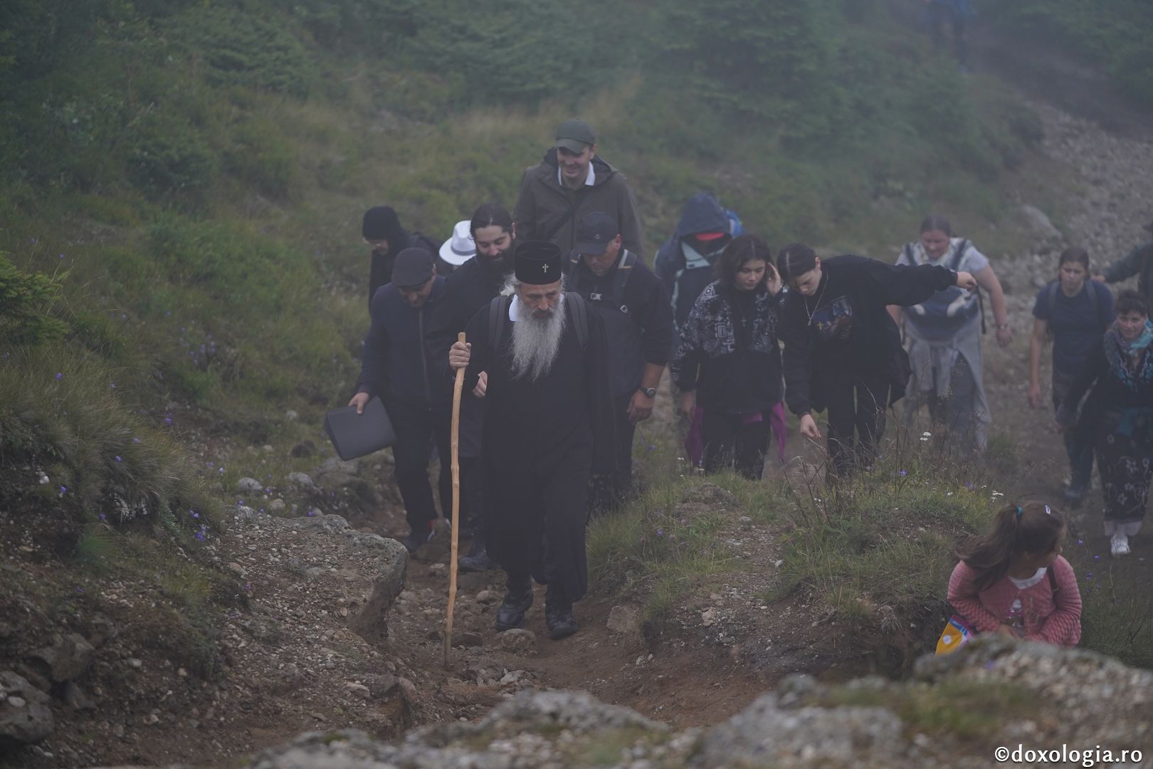 Foto: Lucian Ducan Hramul Mănăstirii Ceahlău: Sute de credincioși s-au rugat alături de IPS Părinte Teofan și PS Macarie la cota 1800