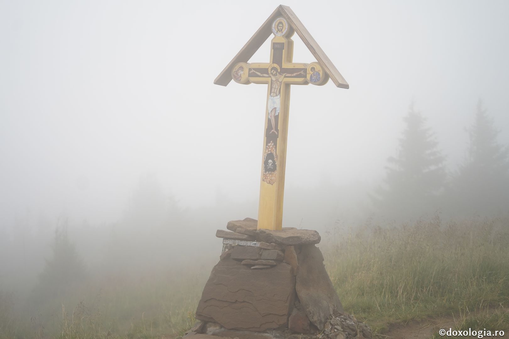 Foto: Lucian Ducan Hramul Mănăstirii Ceahlău: Sute de credincioși s-au rugat alături de IPS Părinte Teofan și PS Macarie la cota 1800