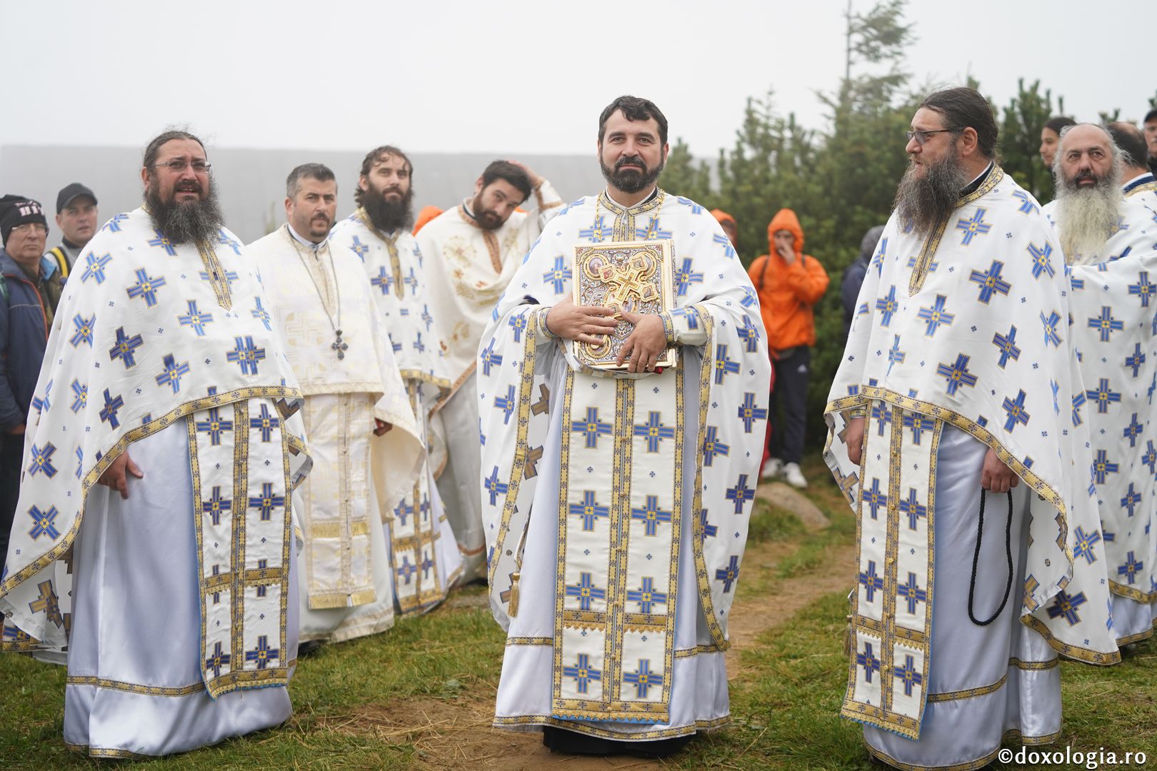 Foto: Lucian Ducan Hramul Mănăstirii Ceahlău: Sute de credincioși s-au rugat alături de IPS Părinte Teofan și PS Macarie la cota 1800