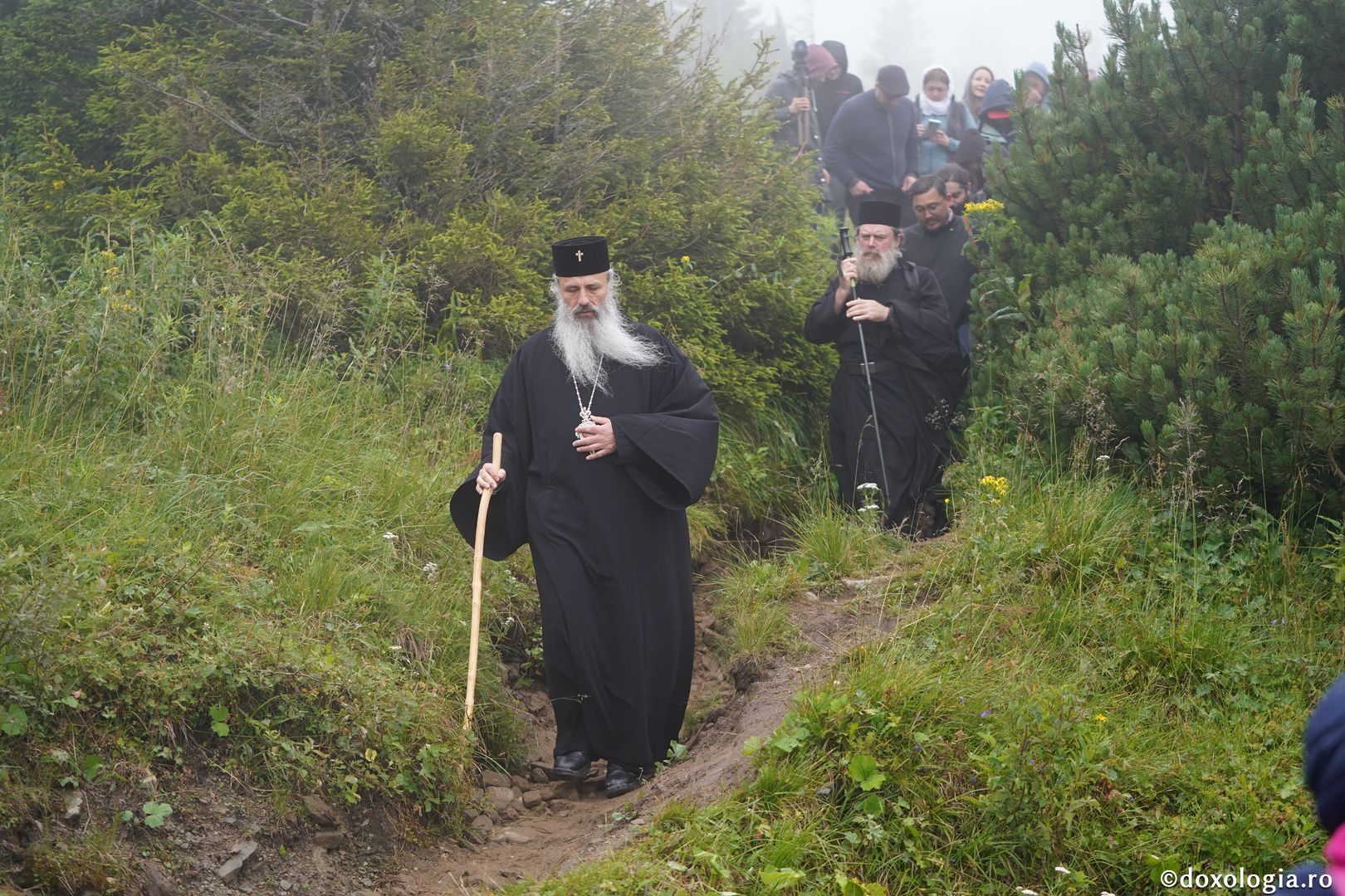 Foto: Lucian Ducan Hramul Mănăstirii Ceahlău: Sute de credincioși s-au rugat alături de IPS Părinte Teofan și PS Macarie la cota 1800