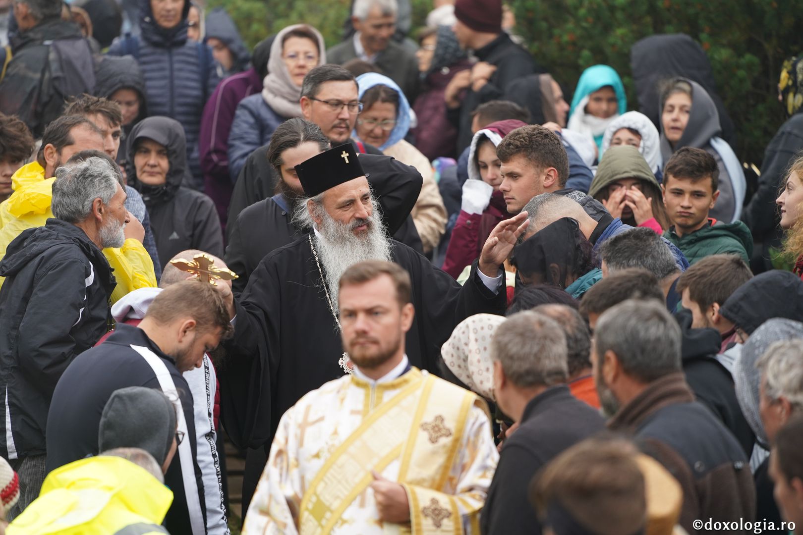 Foto: Lucian Ducan Hramul Mănăstirii Ceahlău: Sute de credincioși s-au rugat alături de IPS Părinte Teofan și PS Macarie la cota 1800