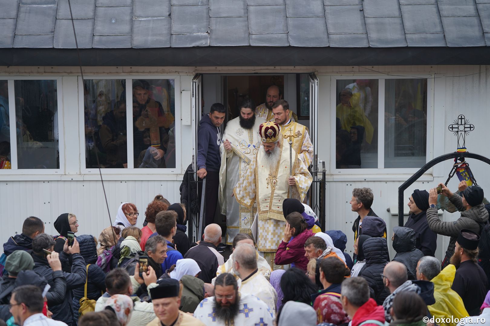 Foto: Adrian Sârbu Hramul Mănăstirii Ceahlău: Sute de credincioși s-au rugat alături de IPS Părinte Teofan și PS Macarie la cota 1800