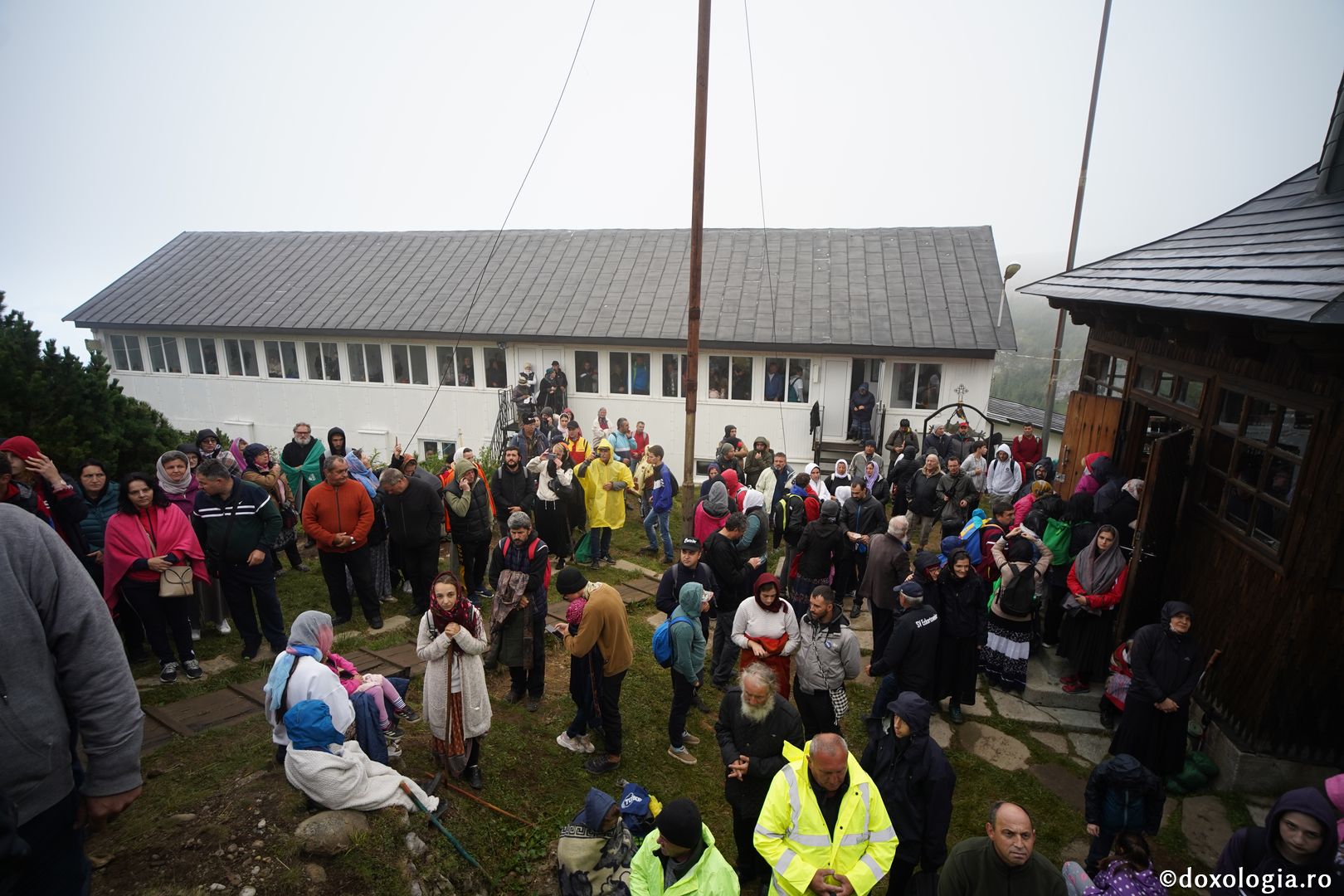 Foto: Adrian Sârbu Hramul Mănăstirii Ceahlău: Sute de credincioși s-au rugat alături de IPS Părinte Teofan și PS Macarie la cota 1800
